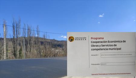 Asfaltado del aparcamiento de Puente de Montañana, obra financiada por...